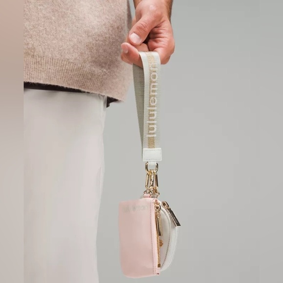 72💕🆕 Lululemon Dual Pouch Wristlet Wordmark - Vapor Gold White - Picture 1 of 6